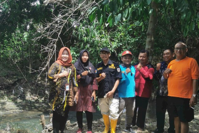 Pengkondisian Rumpun Bambu Tumbang dan beberapa Pohon di Desa Kenaiban