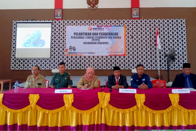 Pelantikan dan Pembekalan Pengawas Tempat Pemungutan Suara (TPPS) Kecamatan Juwiring