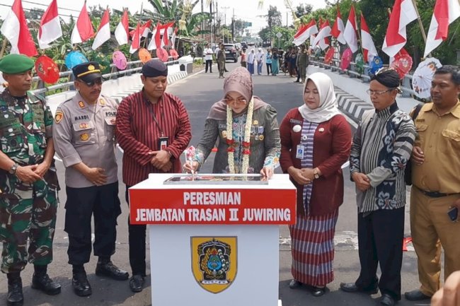 Bupati Klaten secara resmi meresmikan Jembatan Trasan