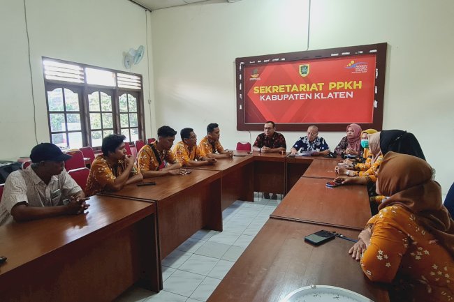 Pada tanggal 15 april 2025 pendamping pkh melakukan koordinasi dengan kabid dinas sosial dan korkab pkh kabupaten klaten terkait dengan persiapan stikerisasi penerima bantuan sosial di wilayah kecamatan juwiring