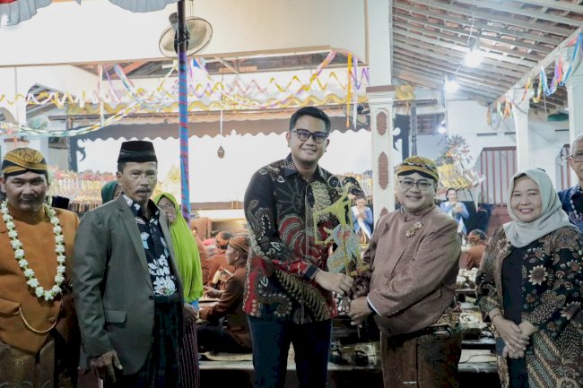 Tradisi Sebar Apem dan Wayang Kulit Bulurejo