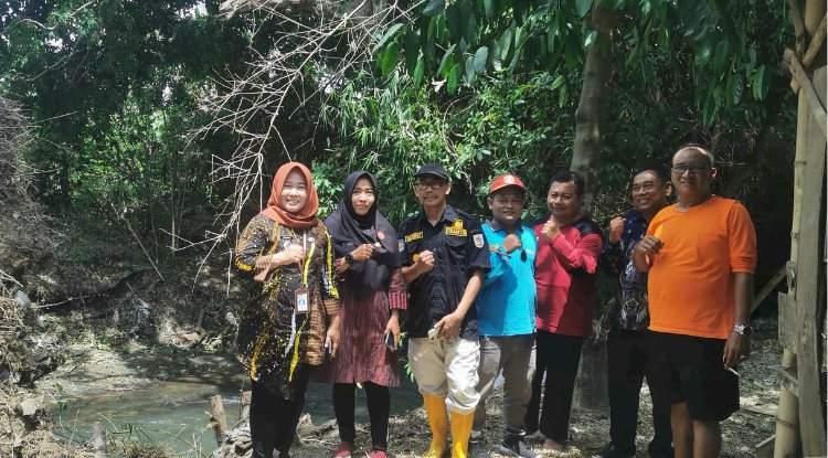 Pengkondisian Rumpun Bambu Tumbang dan beberapa Pohon di Desa Kenaiban