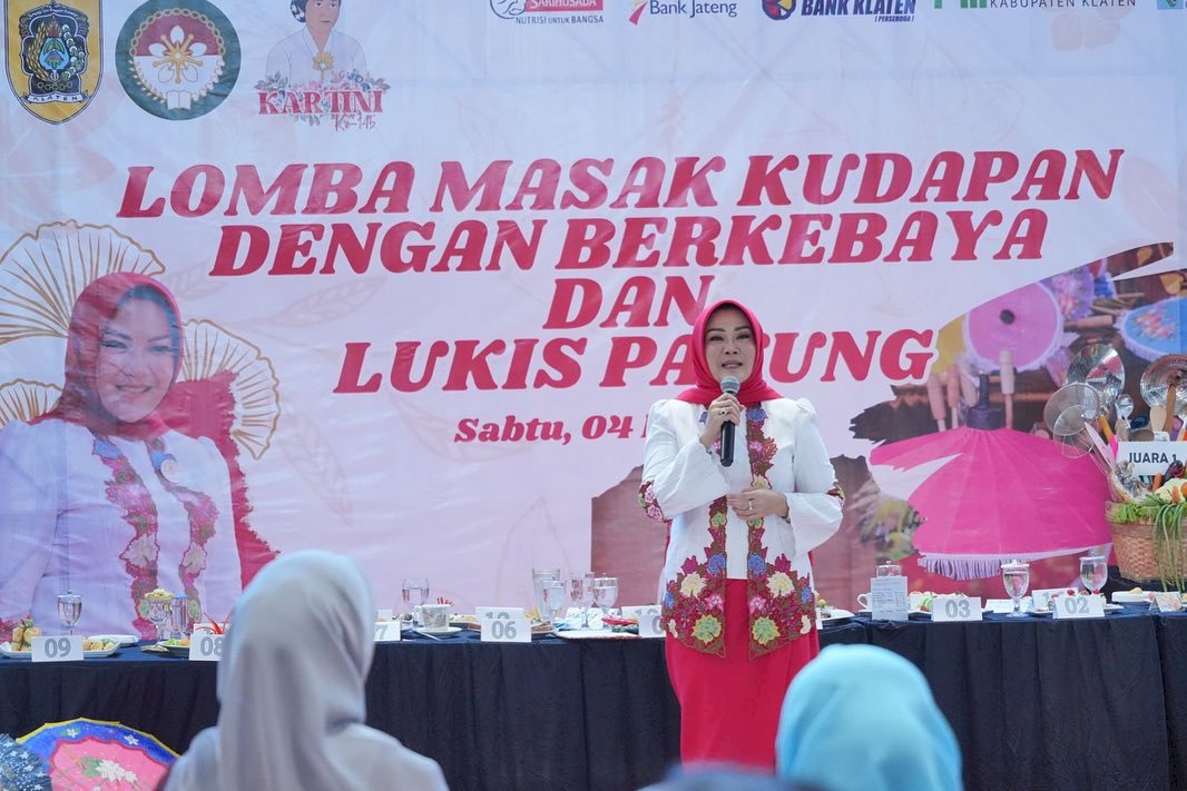 Lomba Masak Kudapan dengan Kebaya dan Melukis Payung