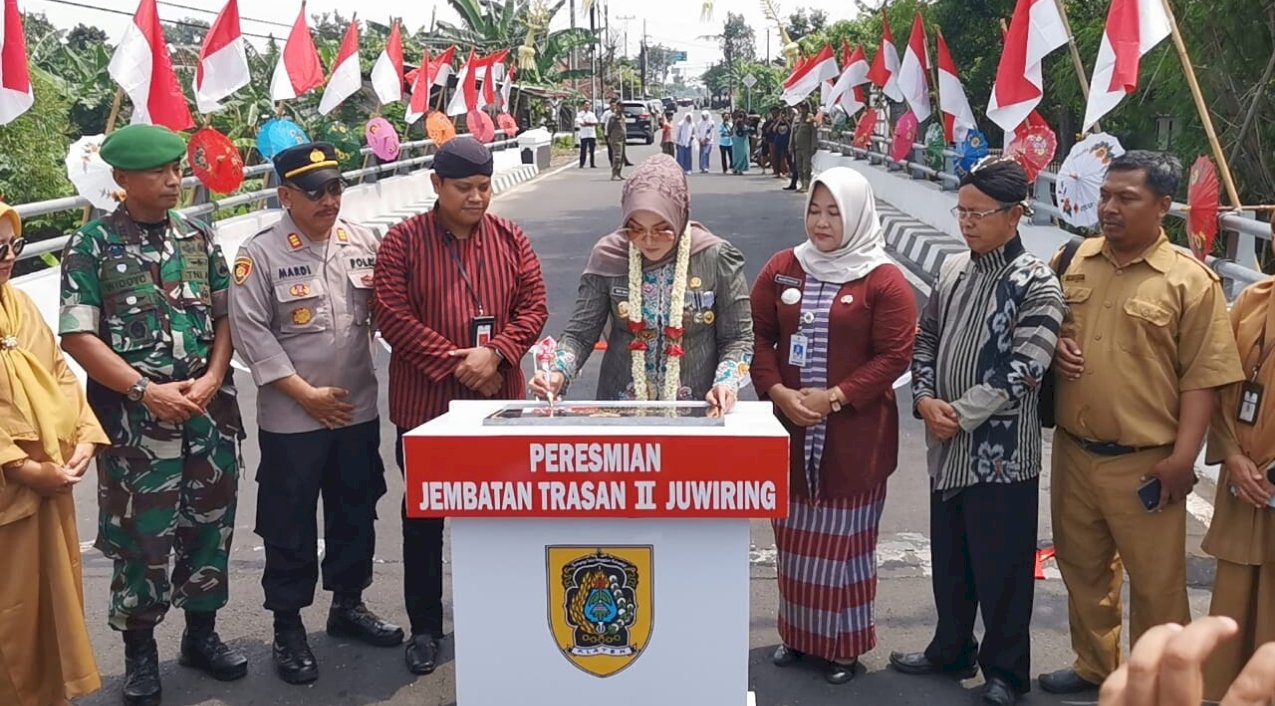 Bupati Klaten secara resmi meresmikan Jembatan Trasan