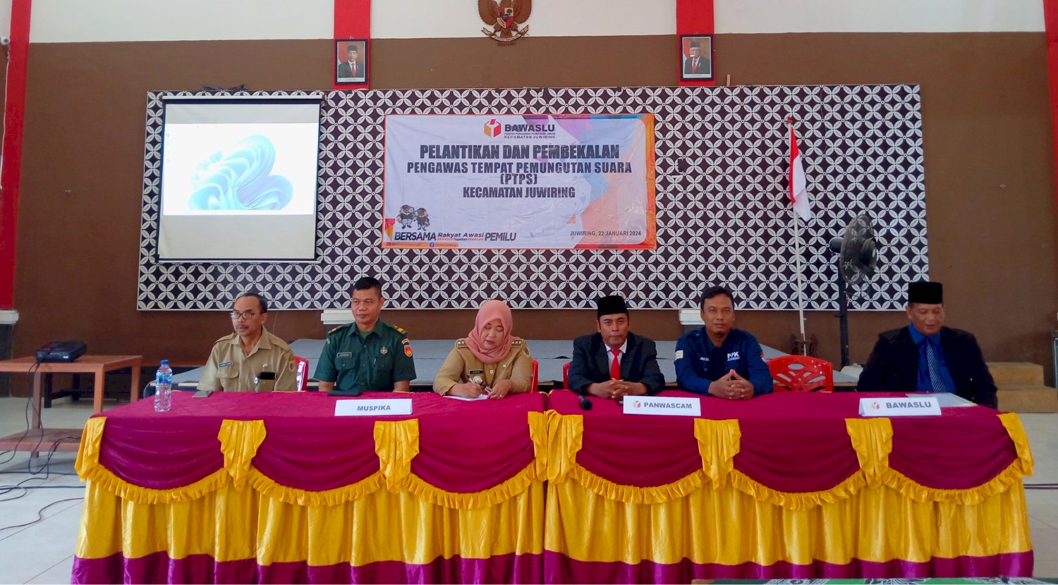 Pelantikan dan Pembekalan Pengawas Tempat Pemungutan Suara (TPPS) Kecamatan Juwiring