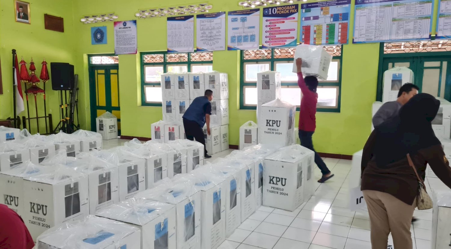 Menyaksikan Penerimaan Logistik dari KPU Kabupaten Klaten untuk PPK Kecamatan Juwiring