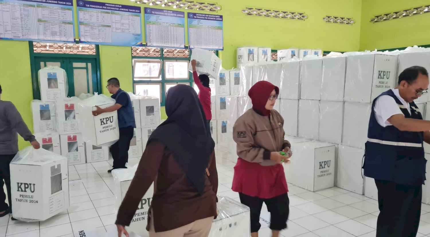 Menyaksikan Penerimaan Logistik dari KPU Kabupaten Klaten untuk PPK Kecamatan Juwiring