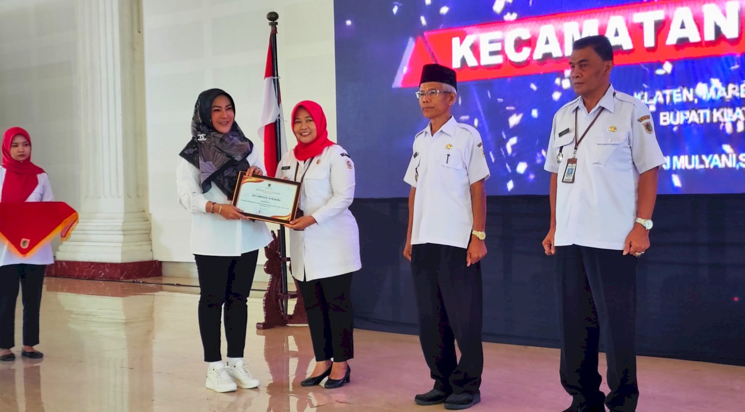 Penerimaan Piagam Penghargaan Bupati Klaten sebagai Peringkat 1 Pelaksana Terbaik Musrenbang RKPD Kabupaten Tahun 2025 di Kecamatan