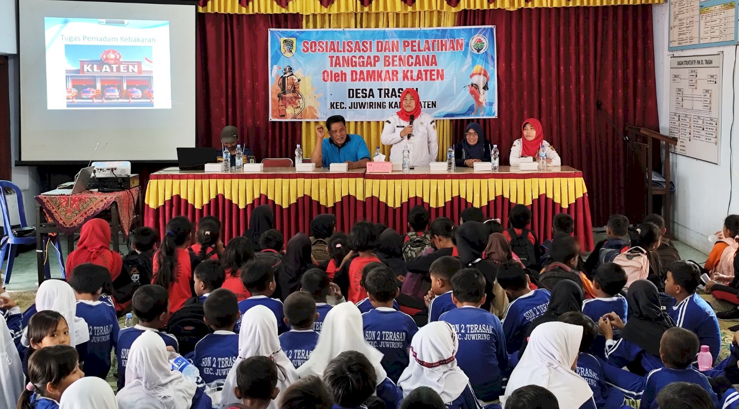 Sosialisasi dan Pelatihan Tanggap Bencana oleh Damkar Klaten di Desa Trasan