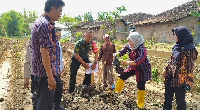 Menanam Harapan: Kolaborasi Camat Juwiring dan Mitra untuk Hijaunya Serenan