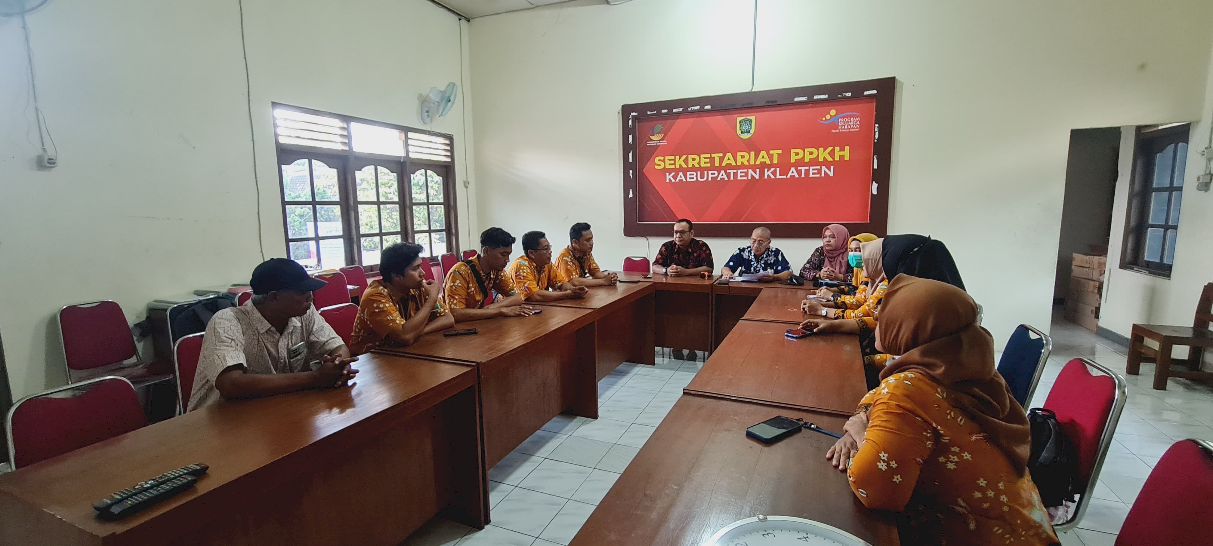 Pada tanggal 15 april 2025 pendamping pkh melakukan koordinasi dengan kabid dinas sosial dan korkab pkh kabupaten klaten terkait dengan persiapan stikerisasi penerima bantuan sosial di wilayah kecamatan juwiring